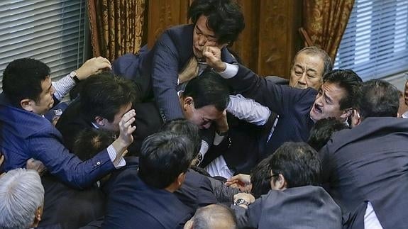 A puñetazos en el Parlamento japonés por la nueva Ley de Seguridad
