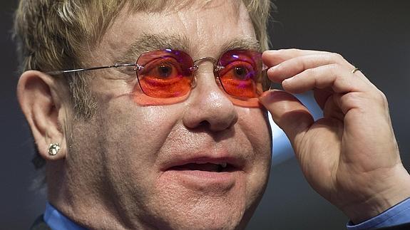 Elton John mantiene su intención de hablar con Putin sobre los derechos de los homosexuales