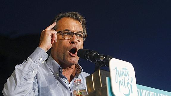 Mas pide un apoyo masivo para «pasar por encima» de los poderes financieros