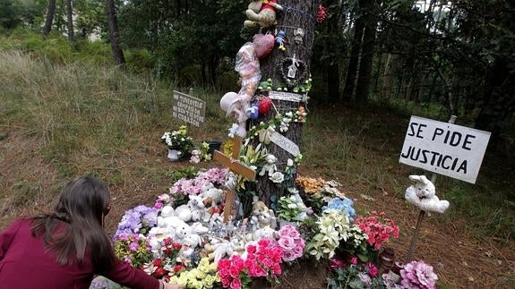 Flores y velas para recordar a Asunta en el segundo aniversario de su muerte