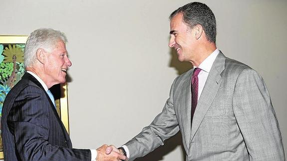 Felipe VI abre su estancia en Nueva York con una reunión con Bill Clinton