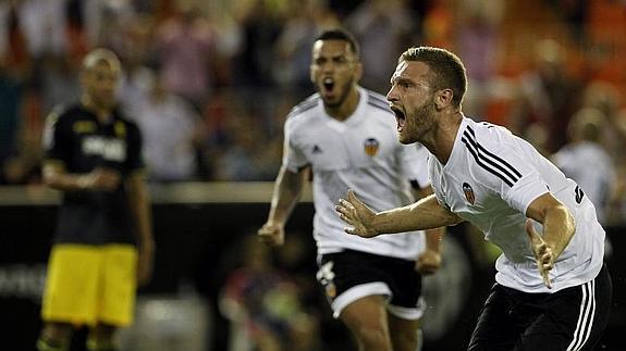 El Valencia encuentra oxígeno y el Granada se queda tocado