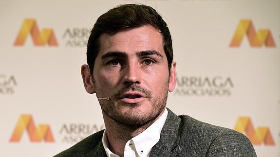 Casillas: «Si Piqué está en la selección es porque quiere»