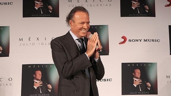 Julio Iglesias llama «gilipollas» a Trump y dice que no volverá a cantar en sus casinos