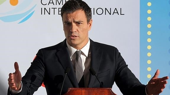 Sánchez sostiene que el «absolutismo» de Rajoy le «incapacita» para seguir en el poder