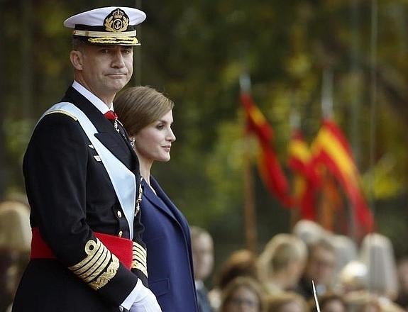 Doña Letizia marca el ritmo del desfile