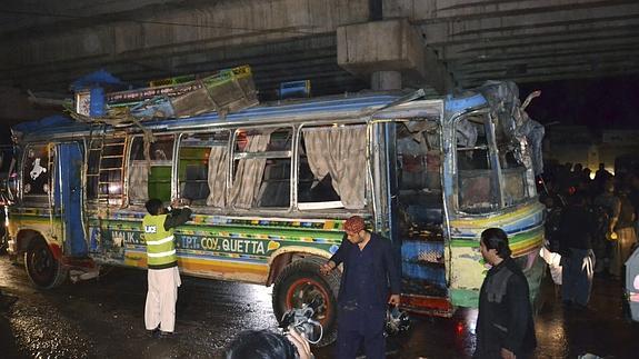 Diez muertos en una explosión de un autobús en el suroeste de Pakistán