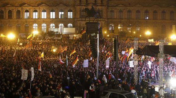 El aniversario de Pegida concentra a miles de seguidores y contramanifestantes en Alemania