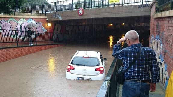 Dos policías rescatan a un padre y a su hijo atrapados en un coche inundado