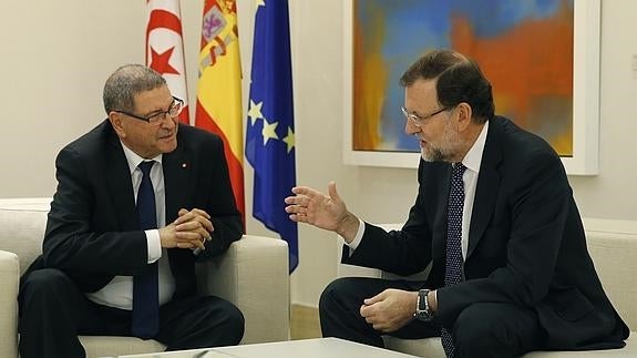 Rajoy repasa las relaciones bilaterales con el primer ministro de Túnez