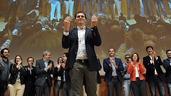 Rivera pide a Rajoy que recurra ya la resolución secesionista