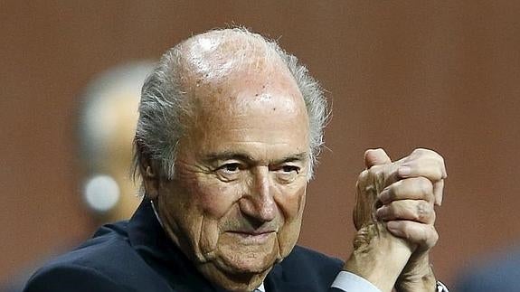 Blatter sale del hospital