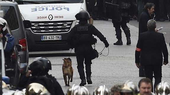 Una perra policía, abatida por los asediados del operativo de Saint-Denis