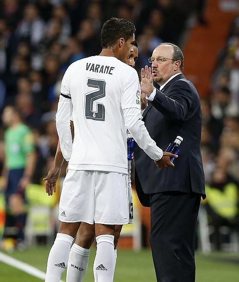 La baja de Varane, otro quebradero de cabeza para Rafa Benítez