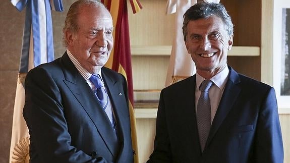 El rey Juan Carlos se reúne con Macri en vísperas de su investidura