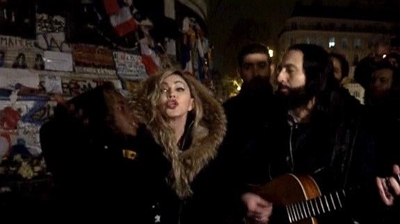 Madonna canta a las víctimas de París en la Plaza de la República