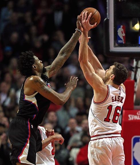 Pau Gasol e Ibaka imponen su poder en el juego interior; perdió Calderón