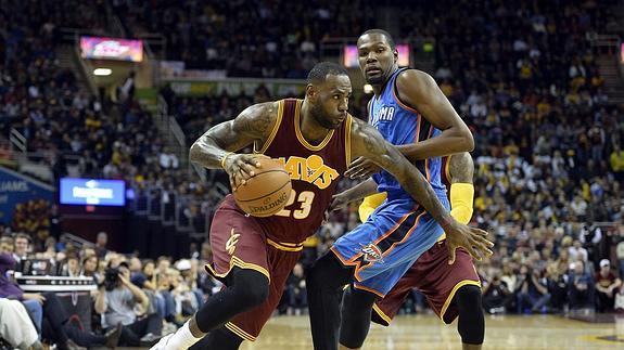 LeBron y los reservas de los Cavaliers acaban con la racha ganadora de los Thunder