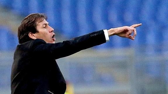 Aficionados lanzan huevos sobre el autobús de la Roma