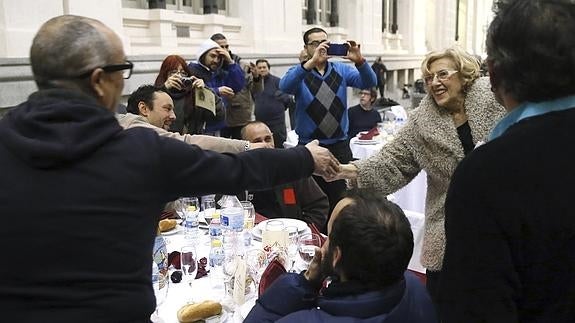 Carmena invita a 200 indigentes a cenar en el palacio de Cibeles por Navidad