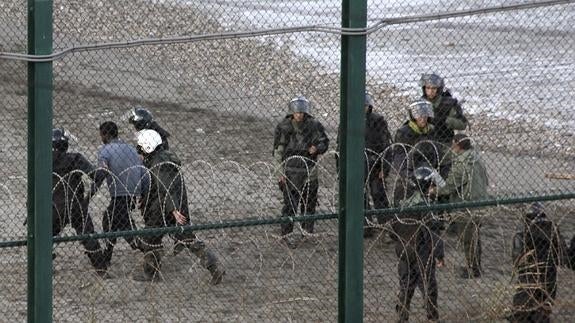 Al menos tres inmigrantes muertos en un asalto a la valla de Ceuta