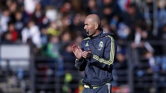 Zidane ilusiona al madridismo en su primer entrenamiento