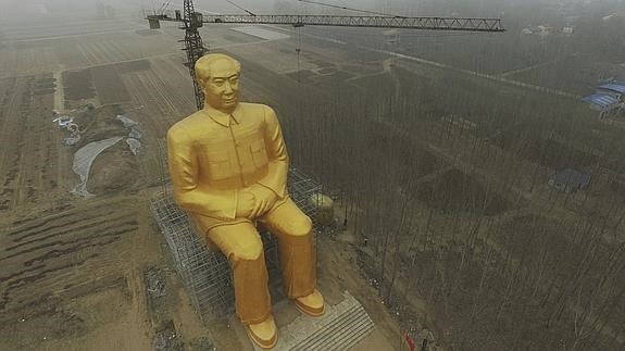 Derriban la gigantesca estatua dorada de Mao por «ilegal»