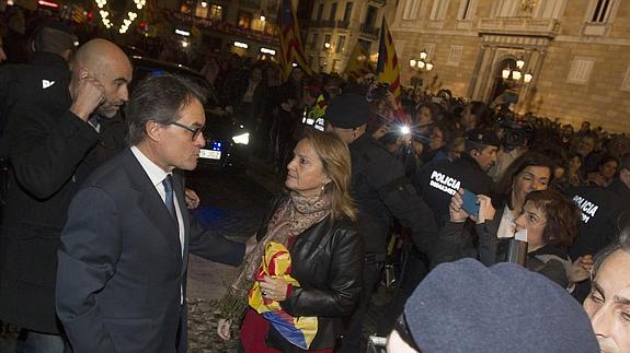 El independentismo abarrota la plaza Sant Jaume para homenajear a Artur Mas