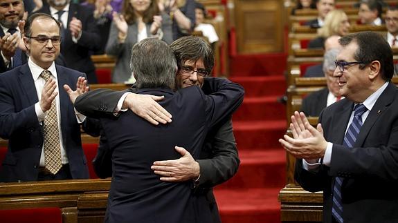 Puigdemont, nuevo presidente de Cataluña con 62 votos de JxS y 8 de la CUP