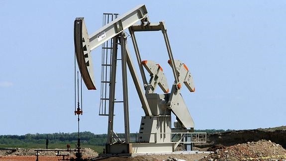 El precio del petróleo cae a mínimos desde abril de 2004