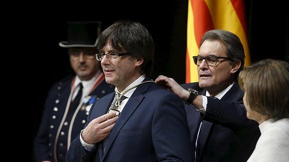 Puigdemont promete fidelidad al «pueblo de Cataluña» y obvia la Constitución