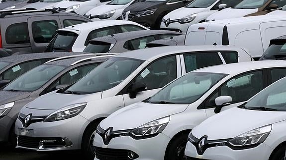 Renault revisará 15.000 coches por las emisiones contaminantes