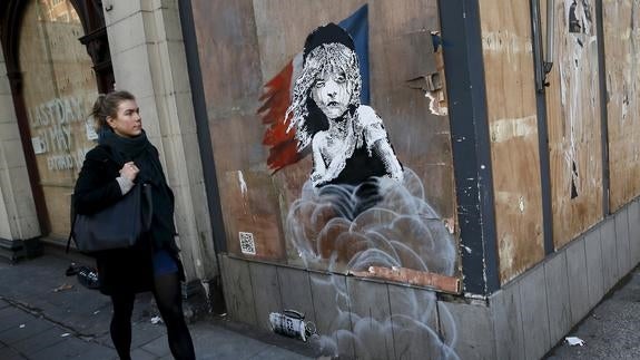 Banksy pinta un mural criticando el trato policial a los refugiados