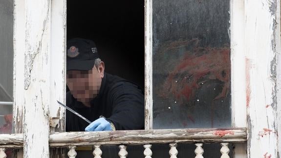 Lanza por la ventana a una niña de 17 meses tras agredir a su madre