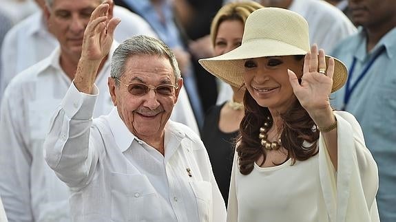 Raúl Castro llega a París