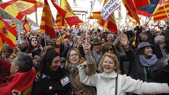 Miles de personas se concentran en Barcelona contra la independencia
