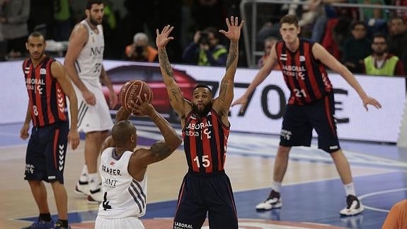 La FIBA impide fichar al Baskonia por deudas con su exjugador Walter Hodge