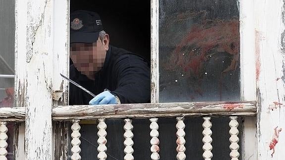 La madre de la niña arrojada por la ventana en Vitoria dice que el homicida intentó tirarla también