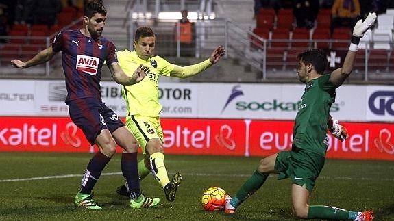 El Eibar acaba con su mala racha y ahonda en la del Levante