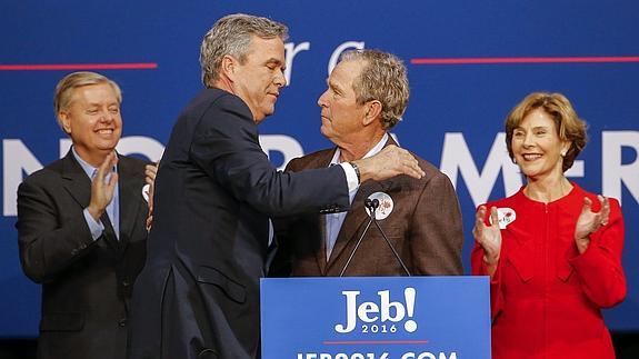 El expresidente George Bush acude en ayuda de su hermano Jeb