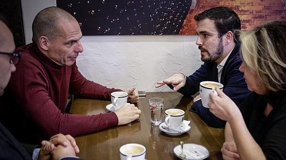 Garzón dice que el nuevo Gobierno deberá «resistir» a la troika si quiere el voto de IU