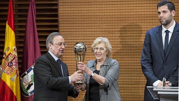 Carmena regala a los jugadores del Madrid ceniceros para que «ayuden a limpiar la ciudad»