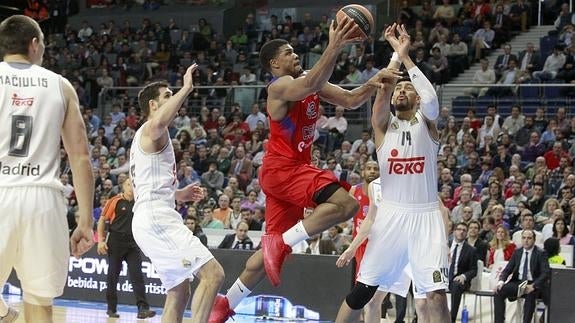 El Madrid da un paso atrás ante la batuta de Teodosic