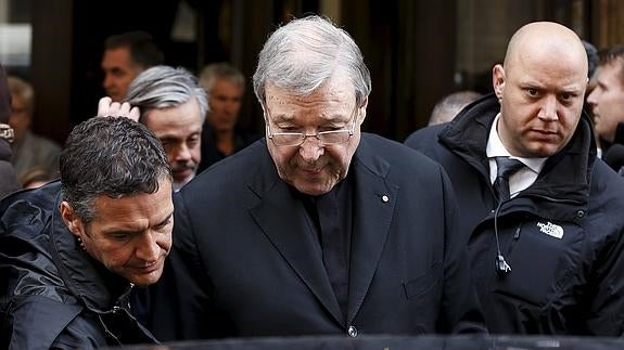 El cardenal George Pell descarta renunciar pese a las acusaciones de encubrir pedofilia