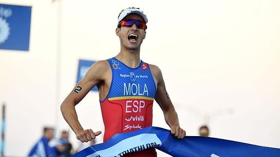 El español Mario Mola gana el triatlón de Abu Dabi