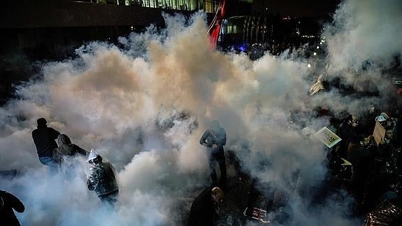 La policía turca dispersa con gases a los manifestantes frente al periódico intervenido