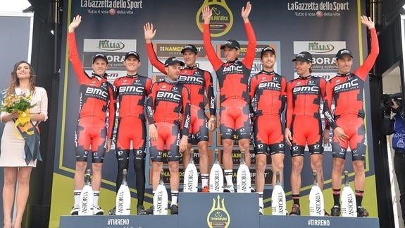 El BMC gana la contrarreloj por equipos de apertura de la Tirreno-Adriático