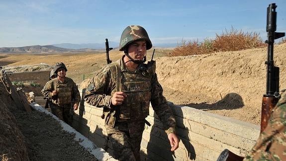 Armenios y azerbaiyanos mantienen fuertes choques armados en Nagorno-Karabaj