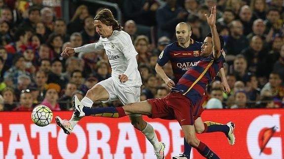 Modric y Busquets honran con su fútbol a Cruyff