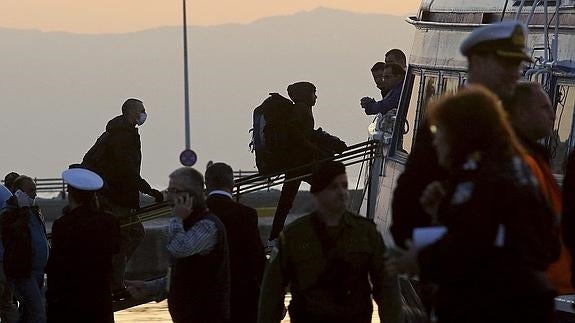 Llega a Turquía el primer ferry de refugiados devueltos desde Grecia